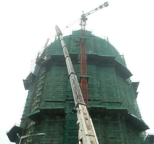 泰宁吊车在工地上作业